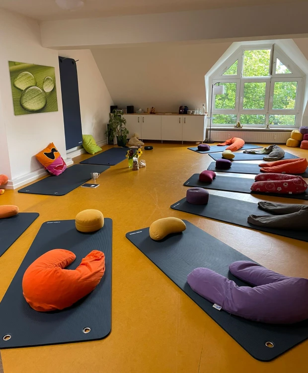 Workshop-Raum mit Yogamatten, Sitzkissen und entspannter Atmosphäre – Raum für Frauen-Workshops und Hormon-Yoga bei Nina Kranz in Hamburg.